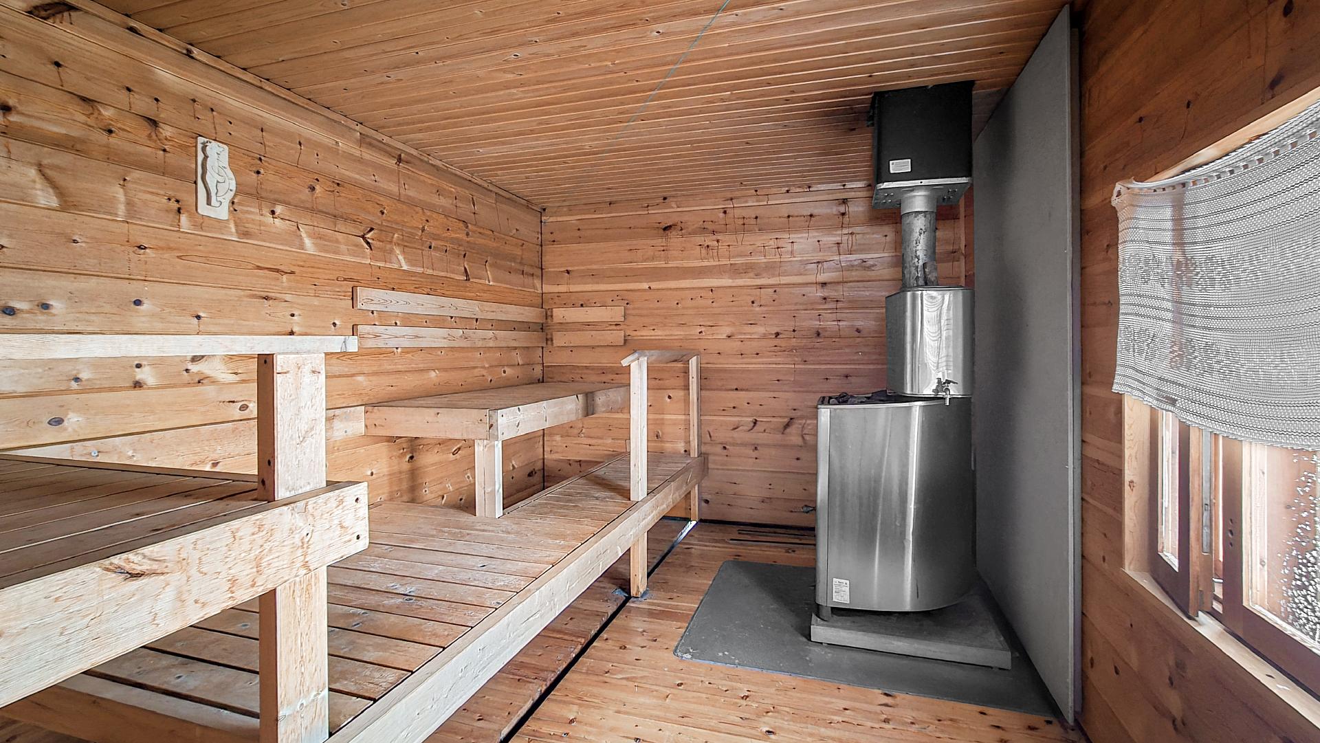 Tilava puulämmitteinen sauna