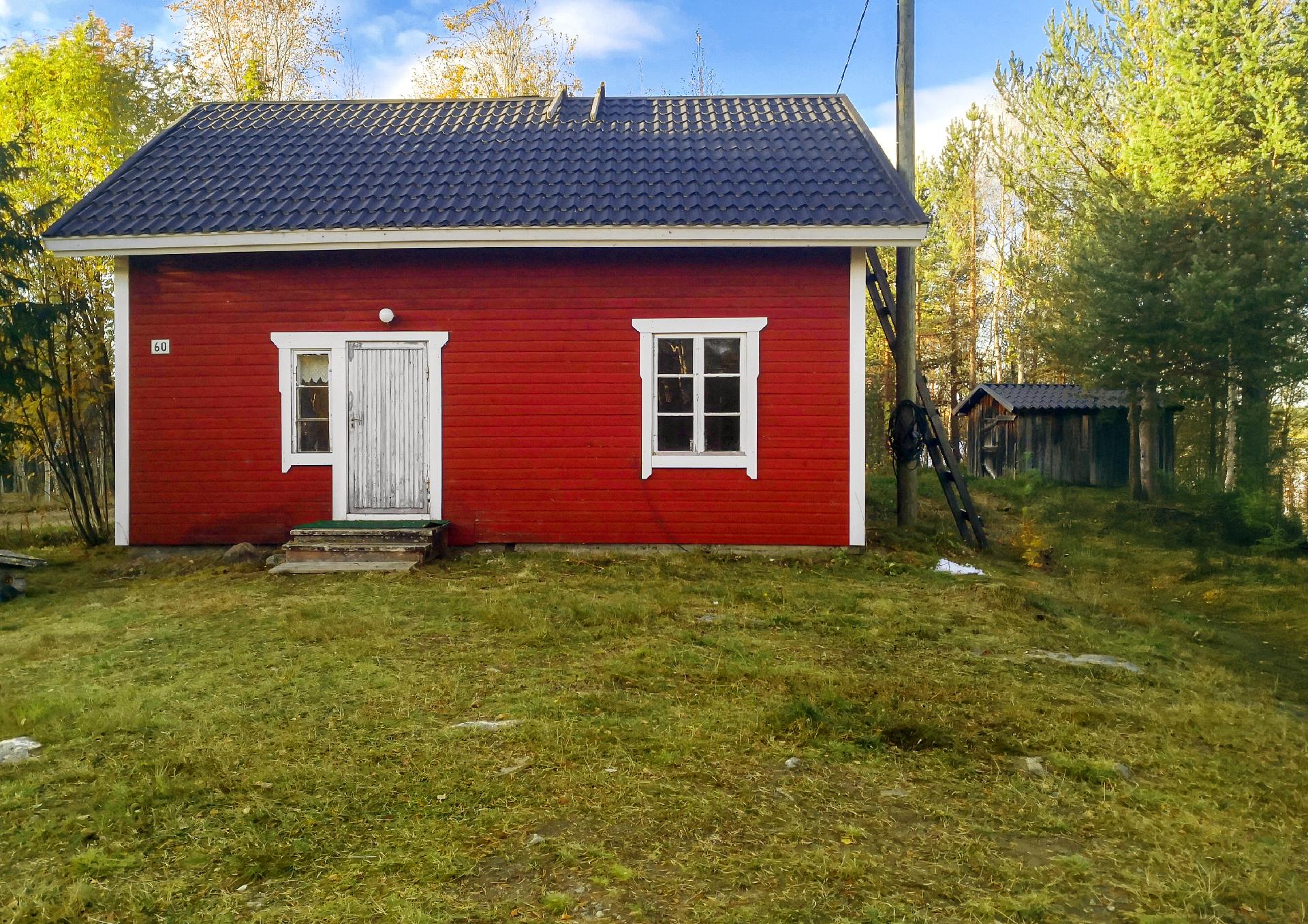 Kesäkuva talon pihalta