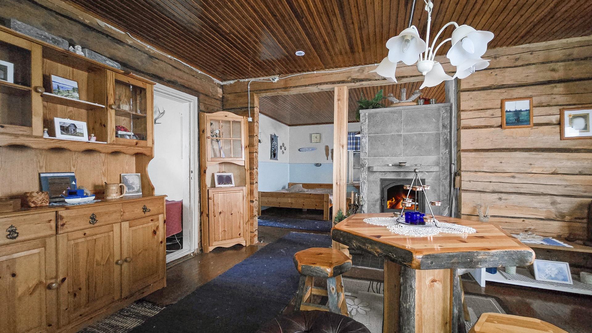 Näkymiä oleskelutilasta keittiön suuntaan