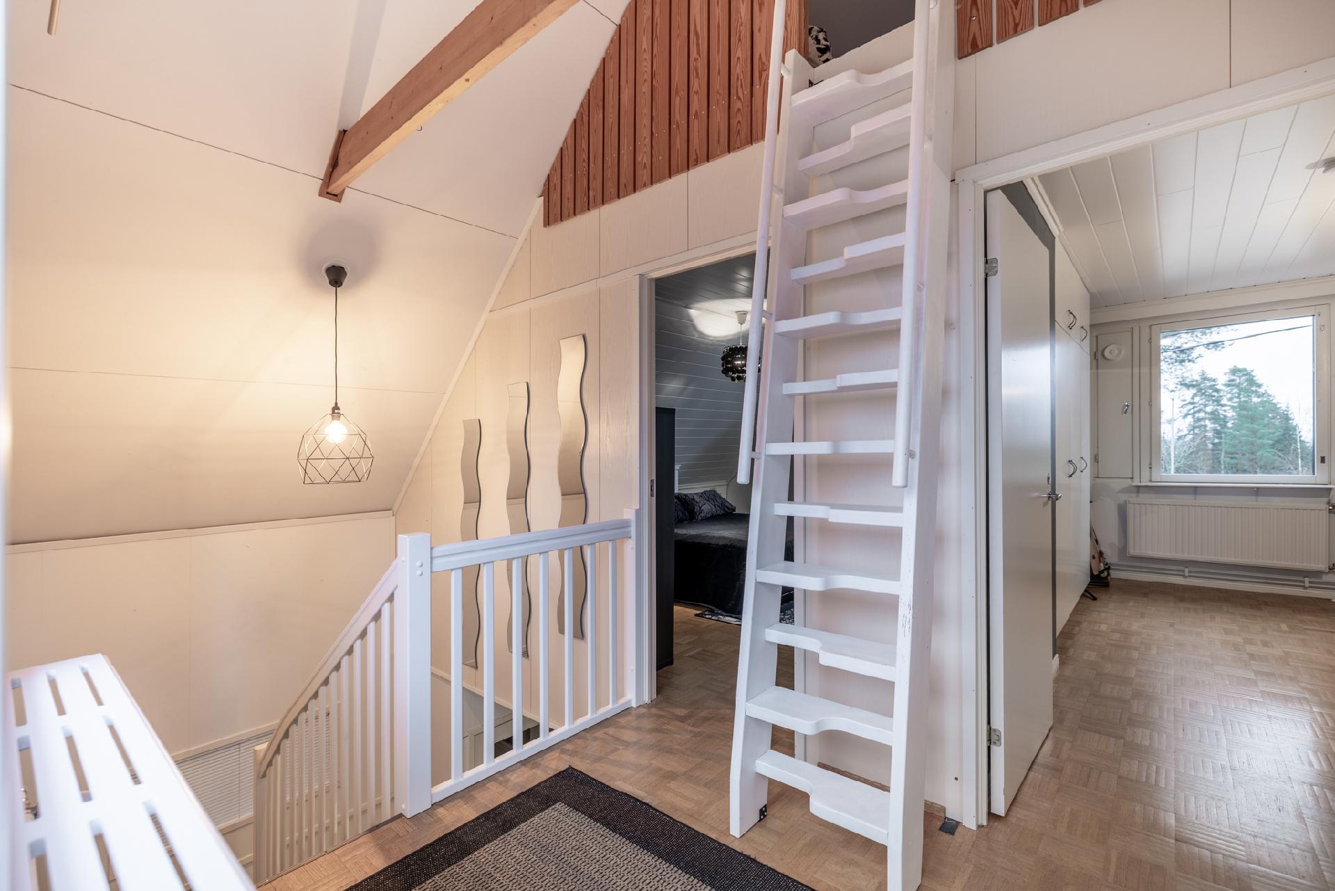 Makuuhuoneiden yläpuolella parvi, jonka lattia-ala on n 16m2