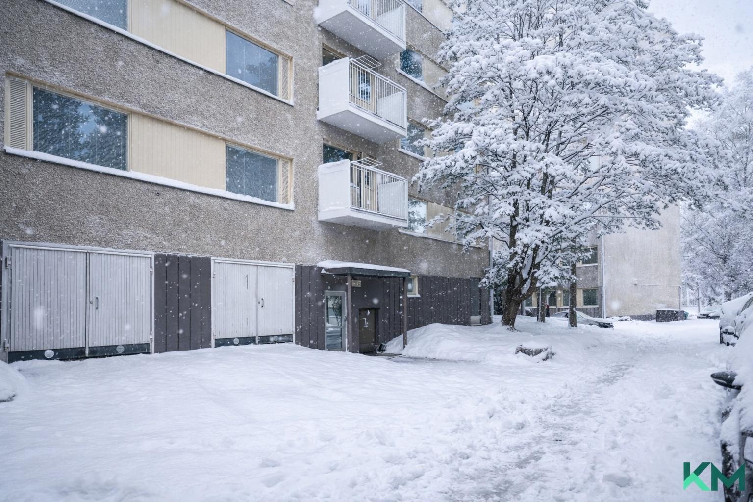 Piha kadun puolelta.