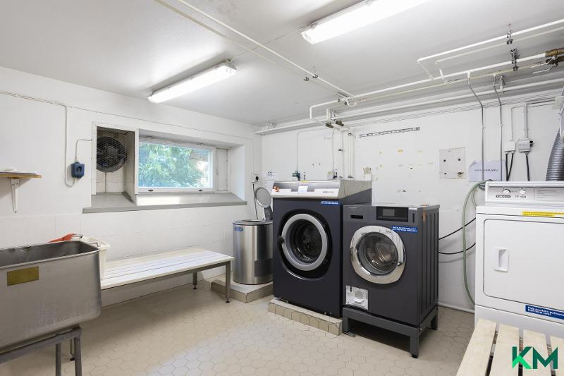 Taloyhtiön pesutupa.