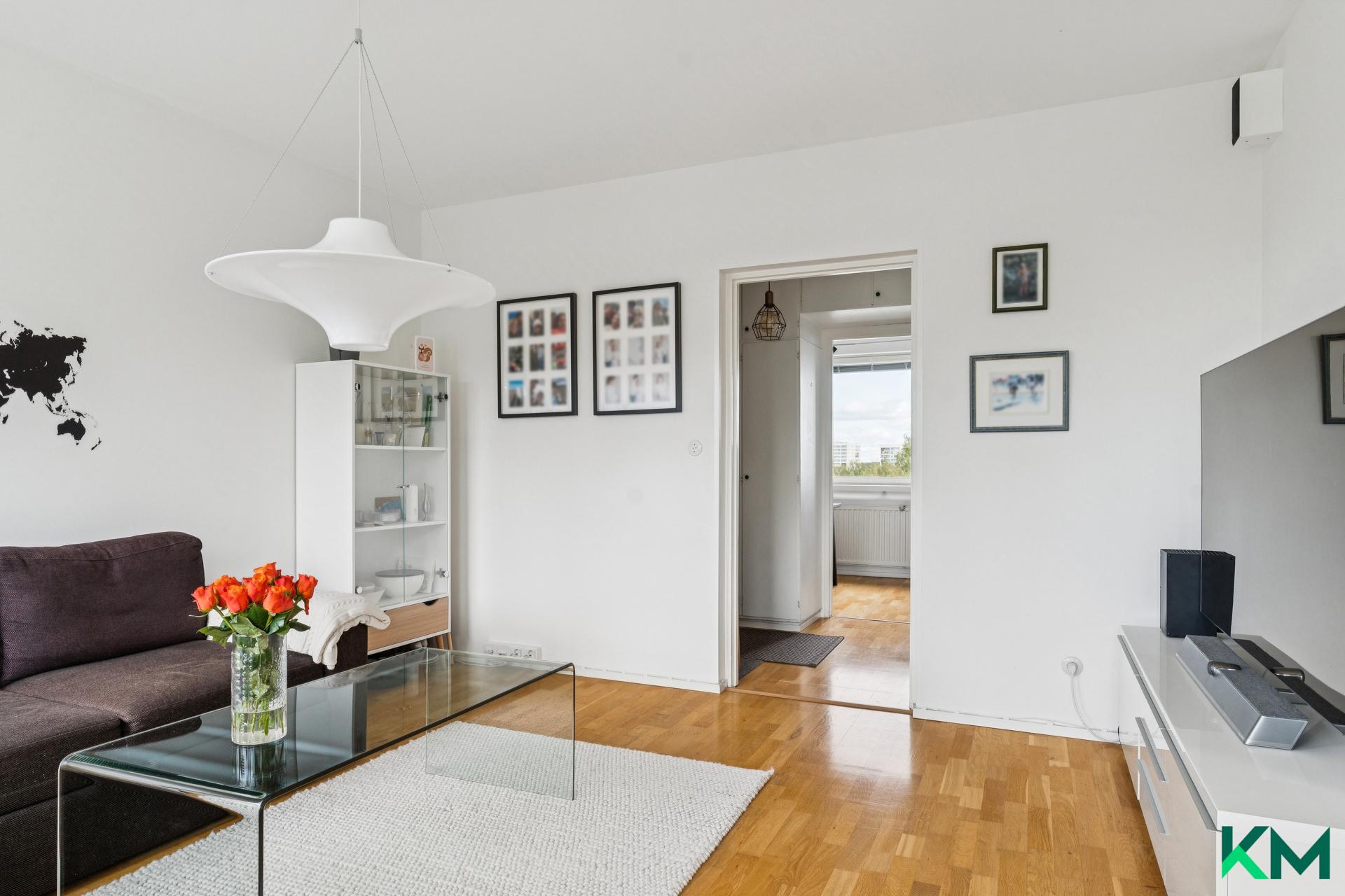 Läpitalon valoisa huoneisto.