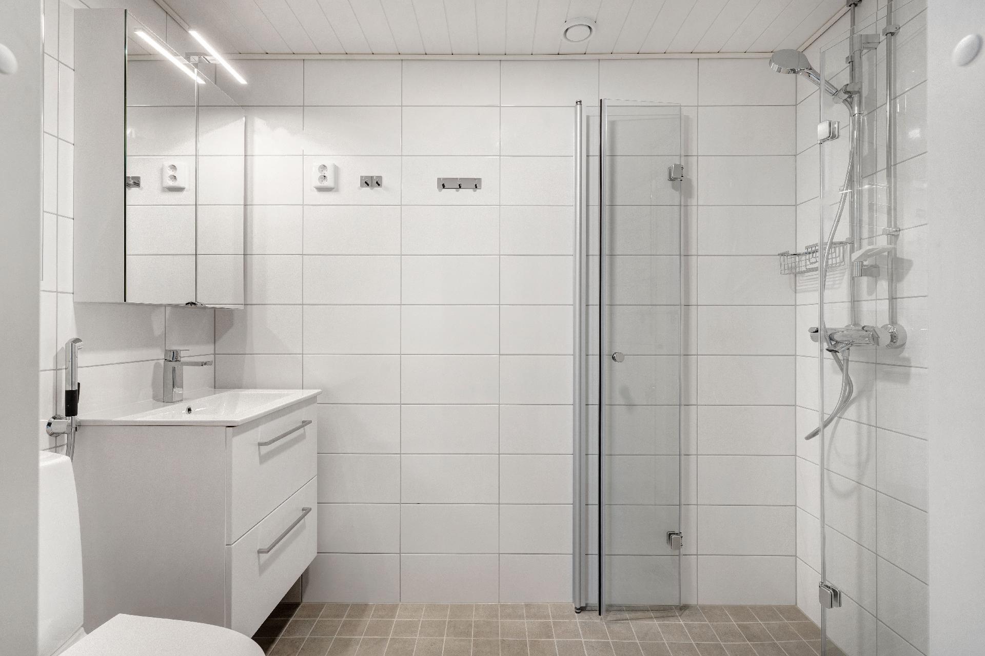 Kylpyhuone on juuri remontoitu linjasaneerauksen yhteydessä.