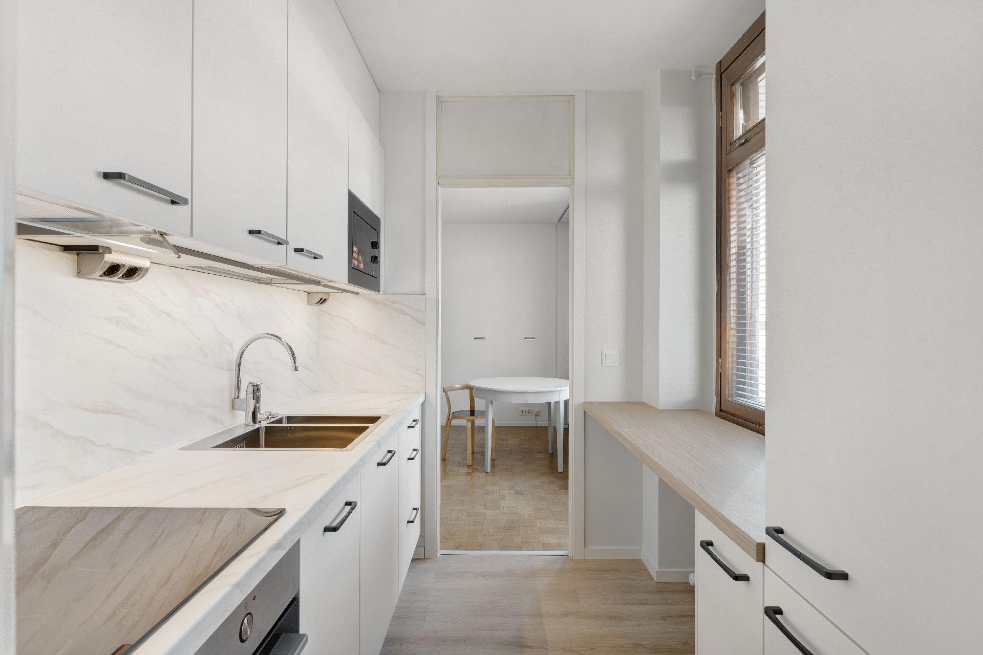 Valot saa säädettyä kylmän-lämpimän sävyjen välille riippuen vuorokauden ajasta.