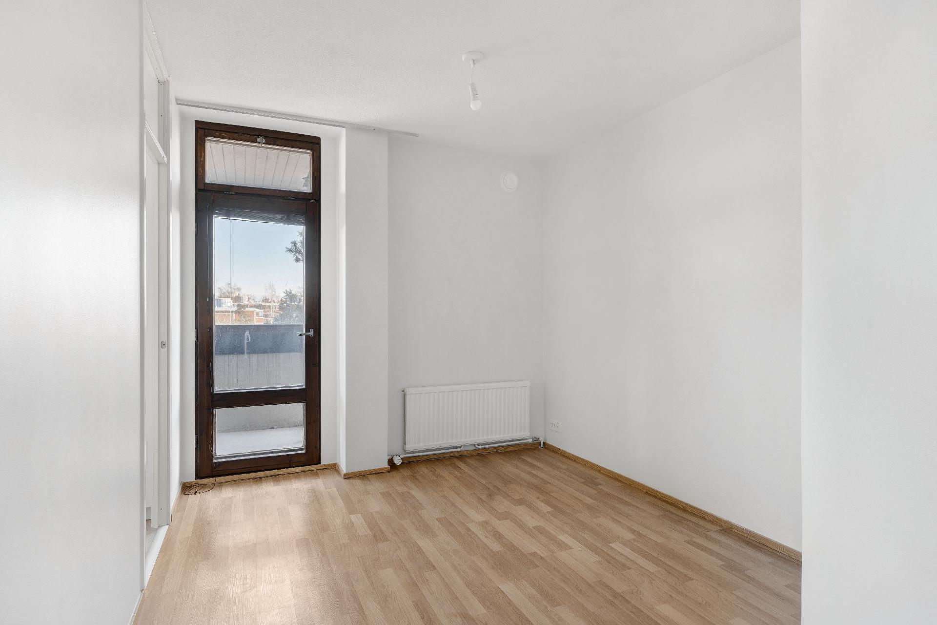 Makuuhuoneesta on myös käynti parvekkeelle.