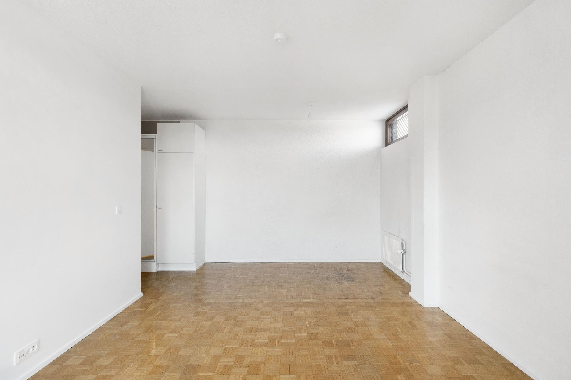 Päätyhuoneisto ja ylin kerros. Olohuoneen yhteydessä on ennen ollut vaatehuone.