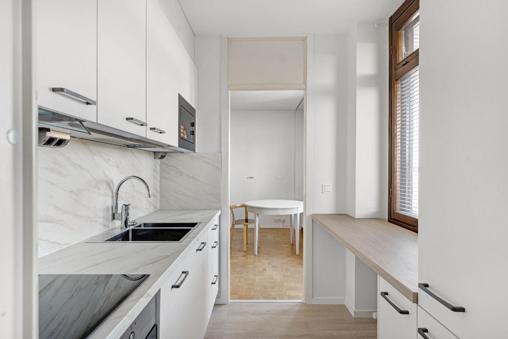 Keittiö on juuri remontoitu putkiremontin yhteydessä. 