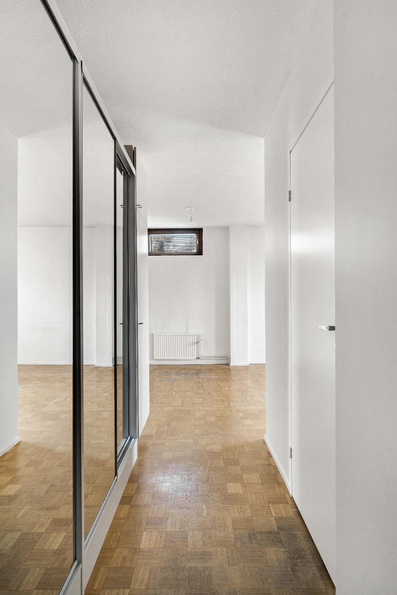 Eteisen eka ovi on makuuhuoneeseen ja toinen kylpyhuoneeseen