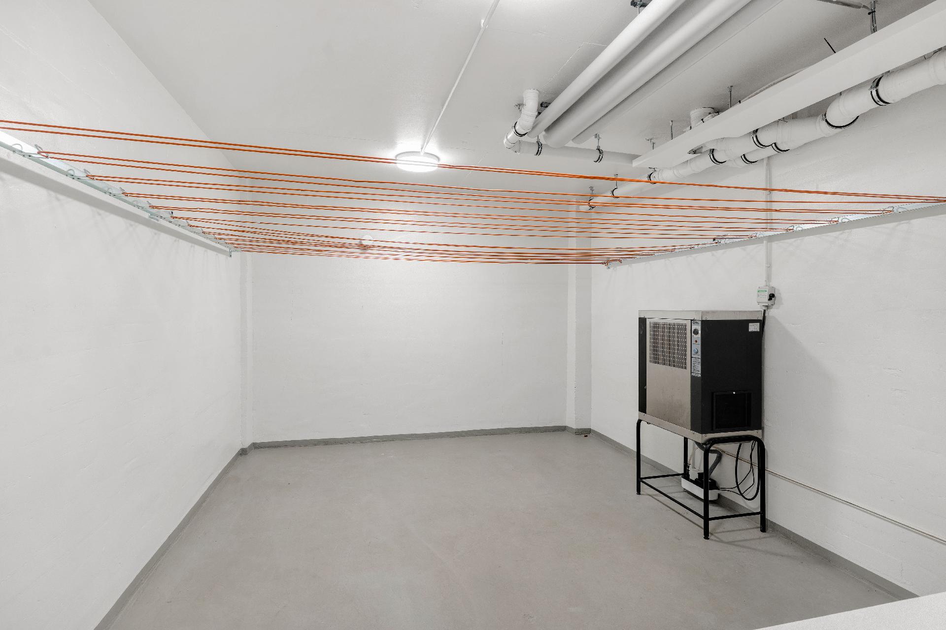 Lakanat ja muut pyykit kuivuvat nopeasti yhtiön kuivaushuoneessa.