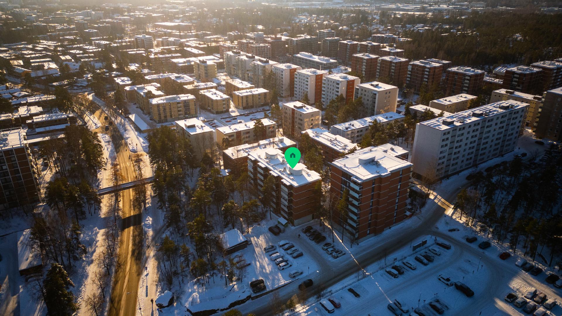 Bussit kulkevat yhtiön vierestä, Omppuun vain n. 12 minuutissa.