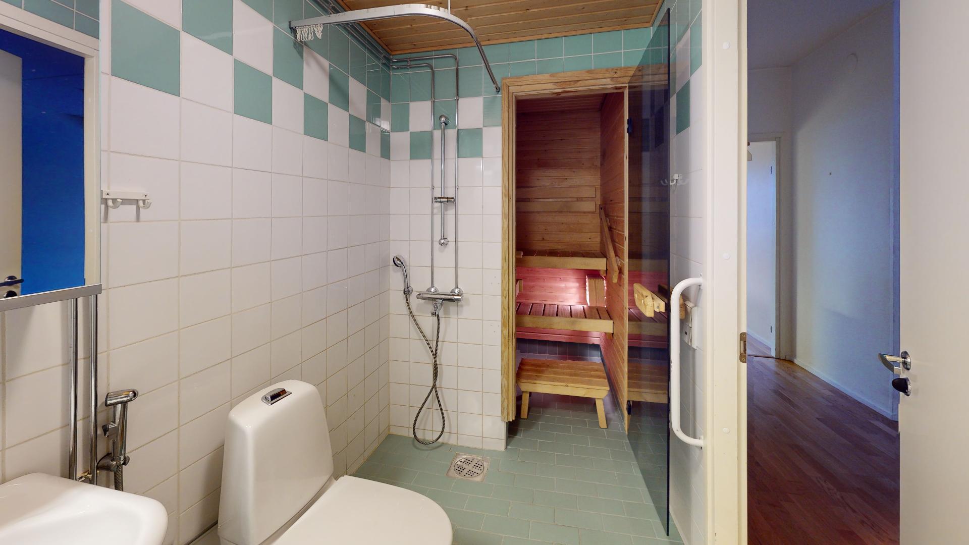 Pesuhuoneessa myös wc-istuin