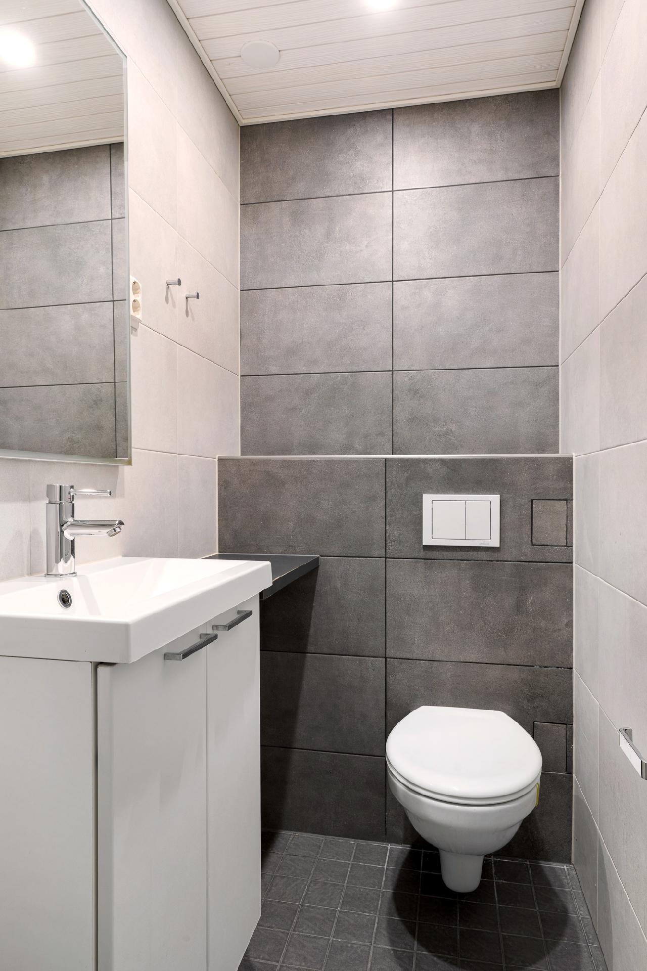 Alakerran erillinen wc