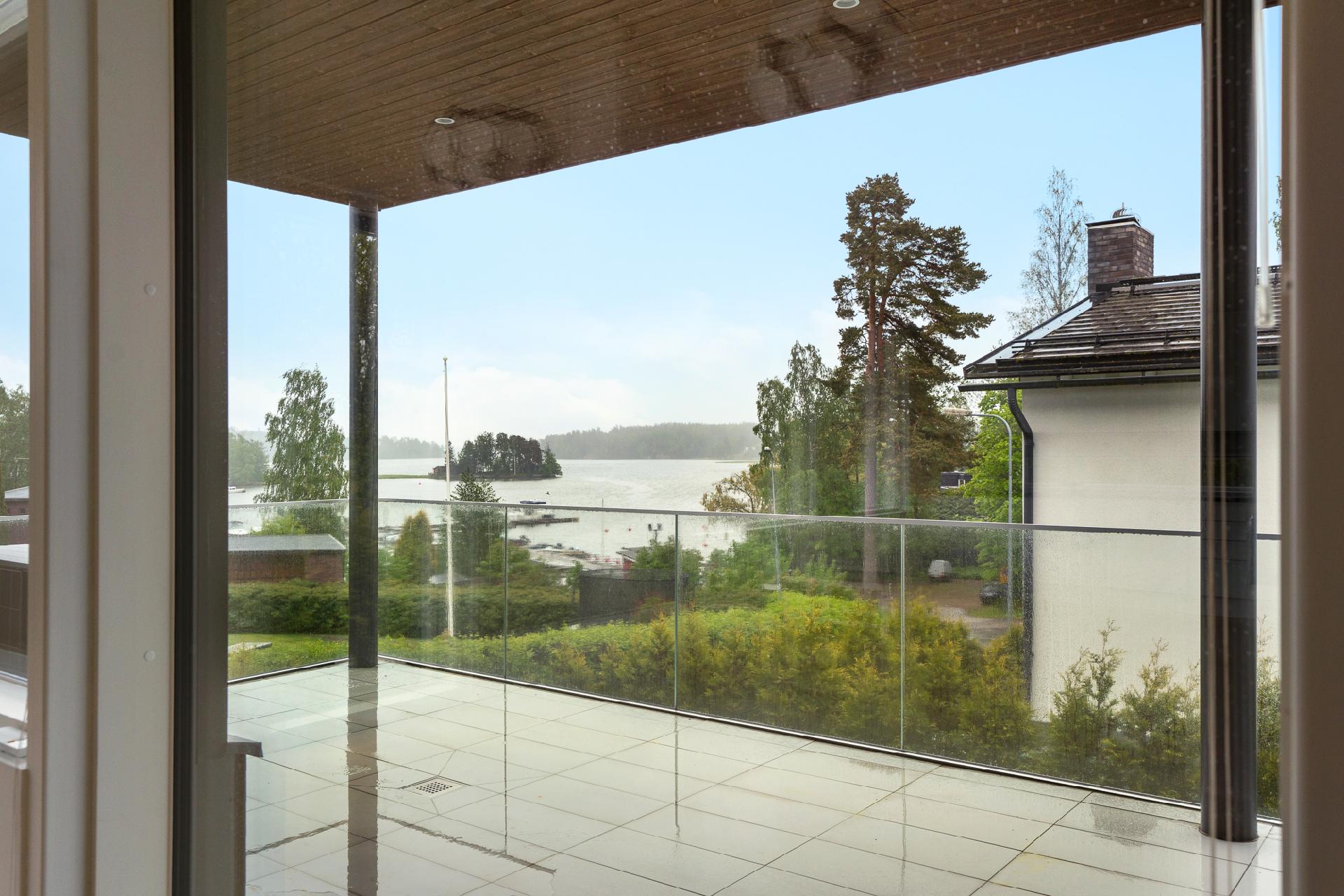 Näkymiä yläkerran terassiparvekkeelta 