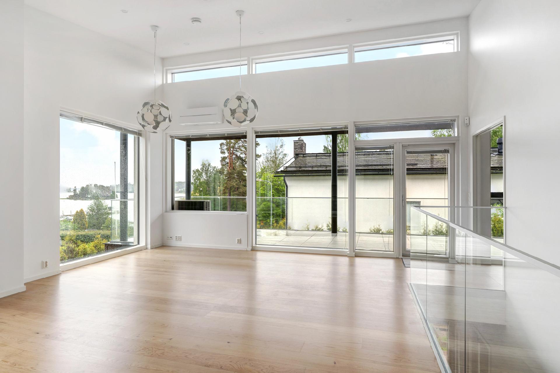 Korkeaa huonetilaa, avaruutta, merinäkymät!