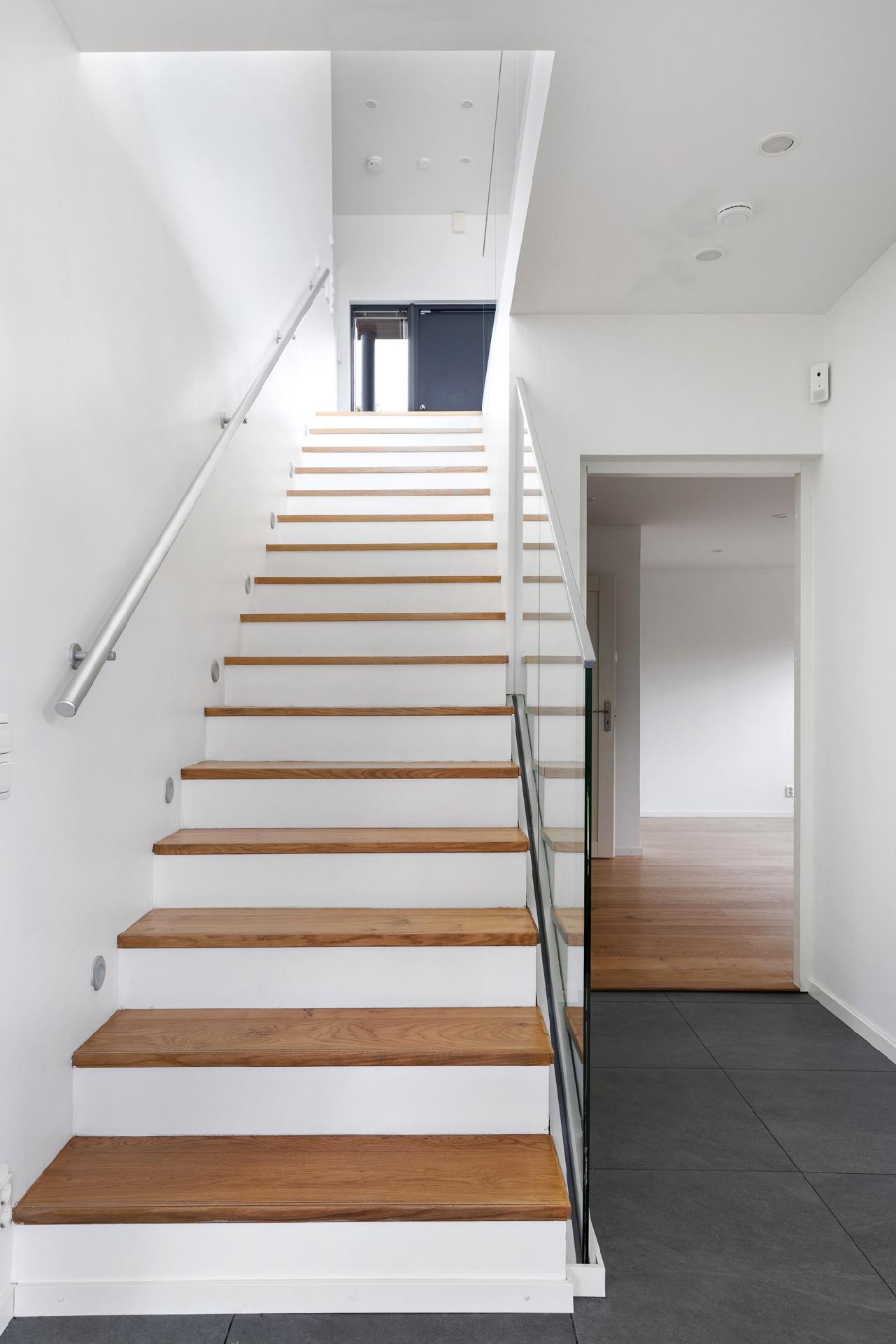 Huoneiston portaat lasikaitein