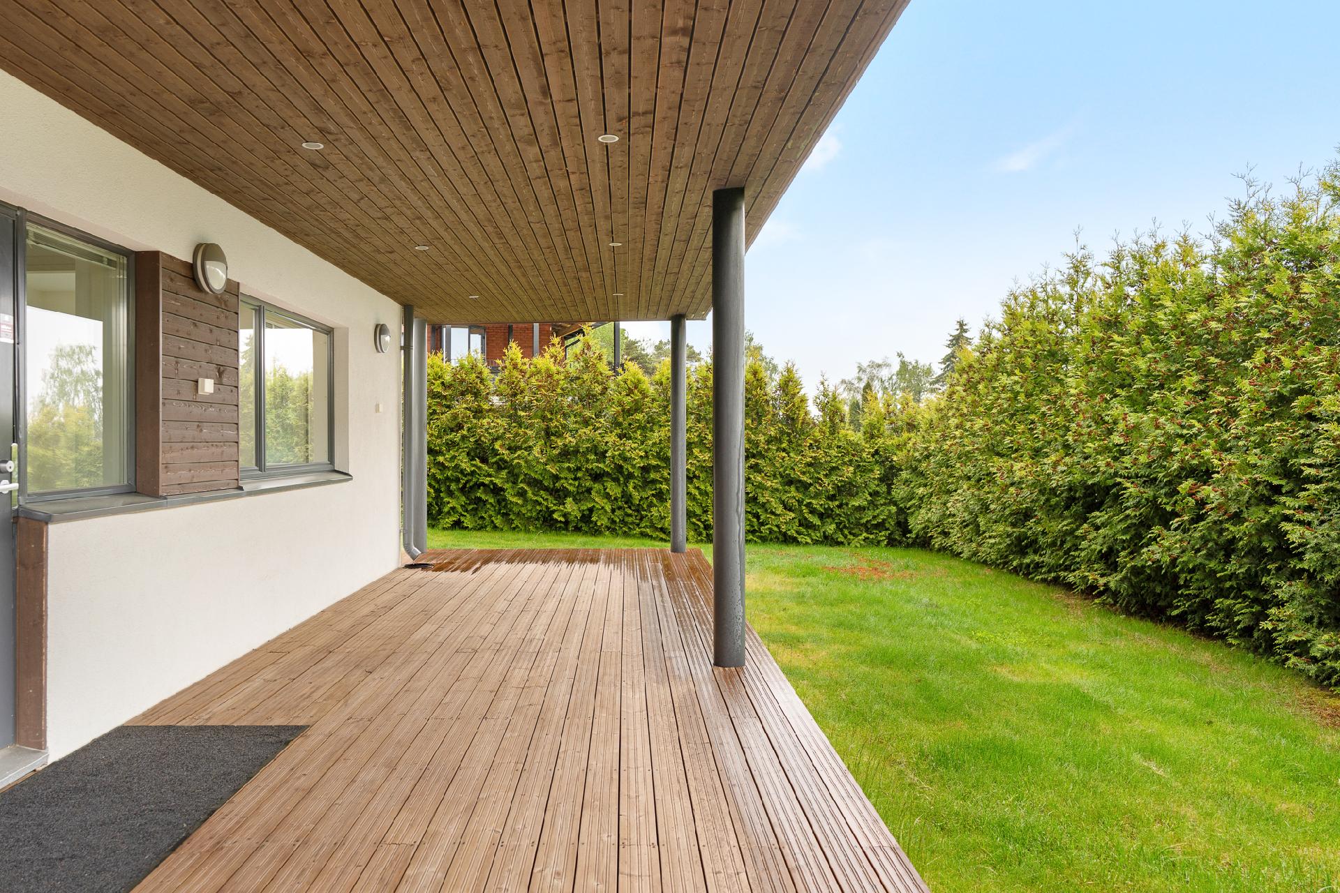 Suojaisa oma piha suurella terassilla