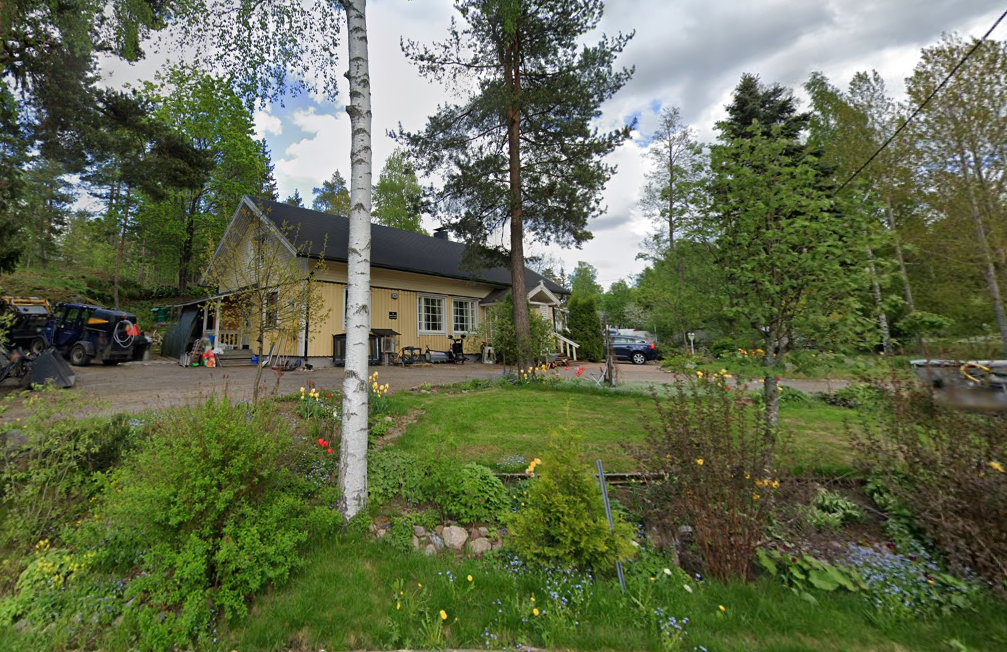 Kesäkuva tontista prinssintieltä kuvattuna