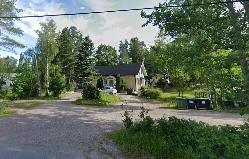 Kesäkuva tontista tieltä kuvattuna