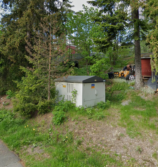 Kaupungin sähkökeskus tontilla prinssintien reunassa