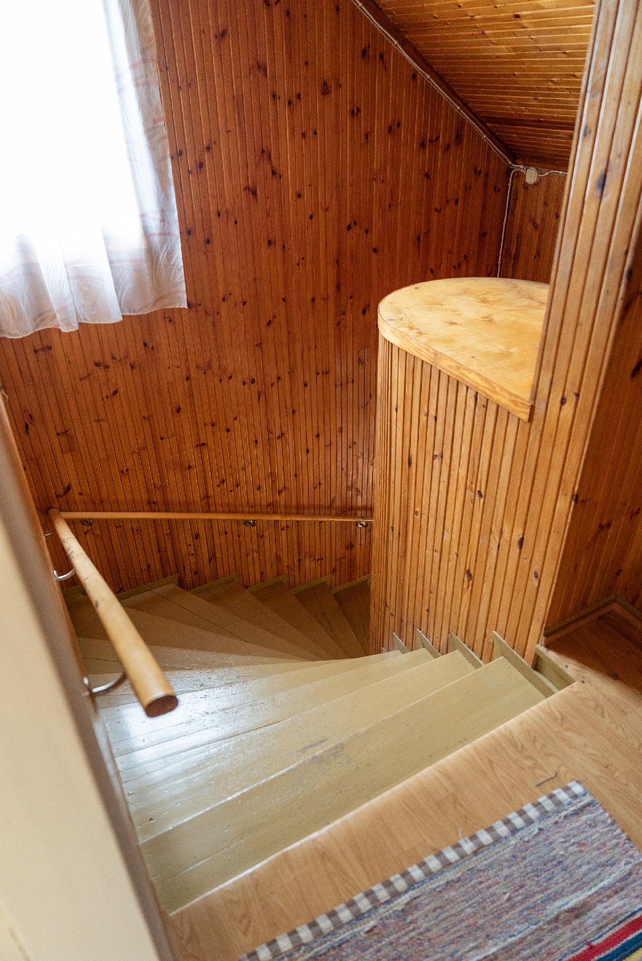 Portaikko yläkertaan