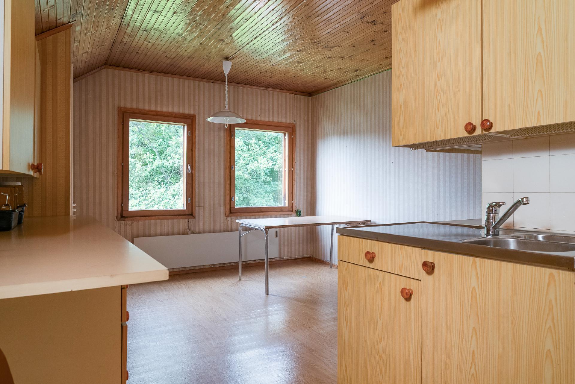 Yläkerran keittiö, josta saa makuuhuoneen