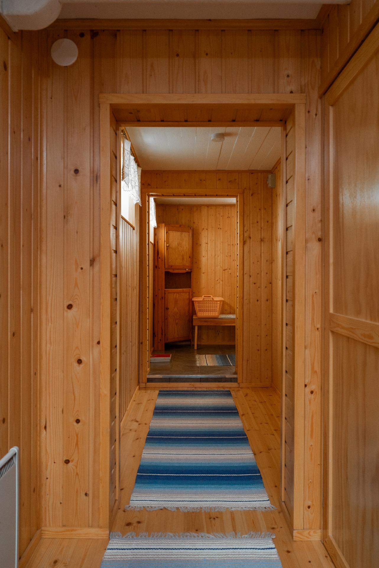 Alakerran käytävä