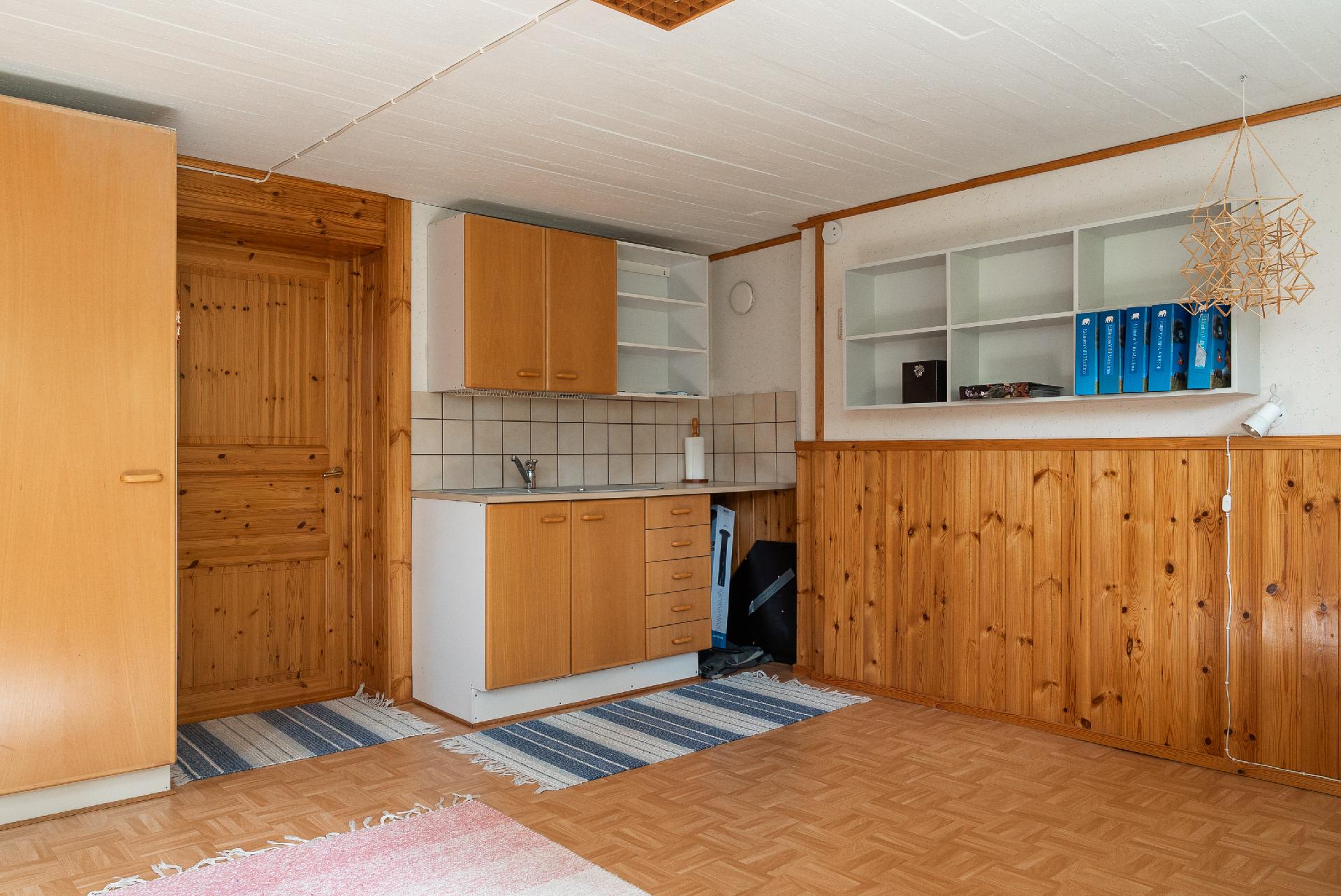 Kellarikerroksen askarteluhuone