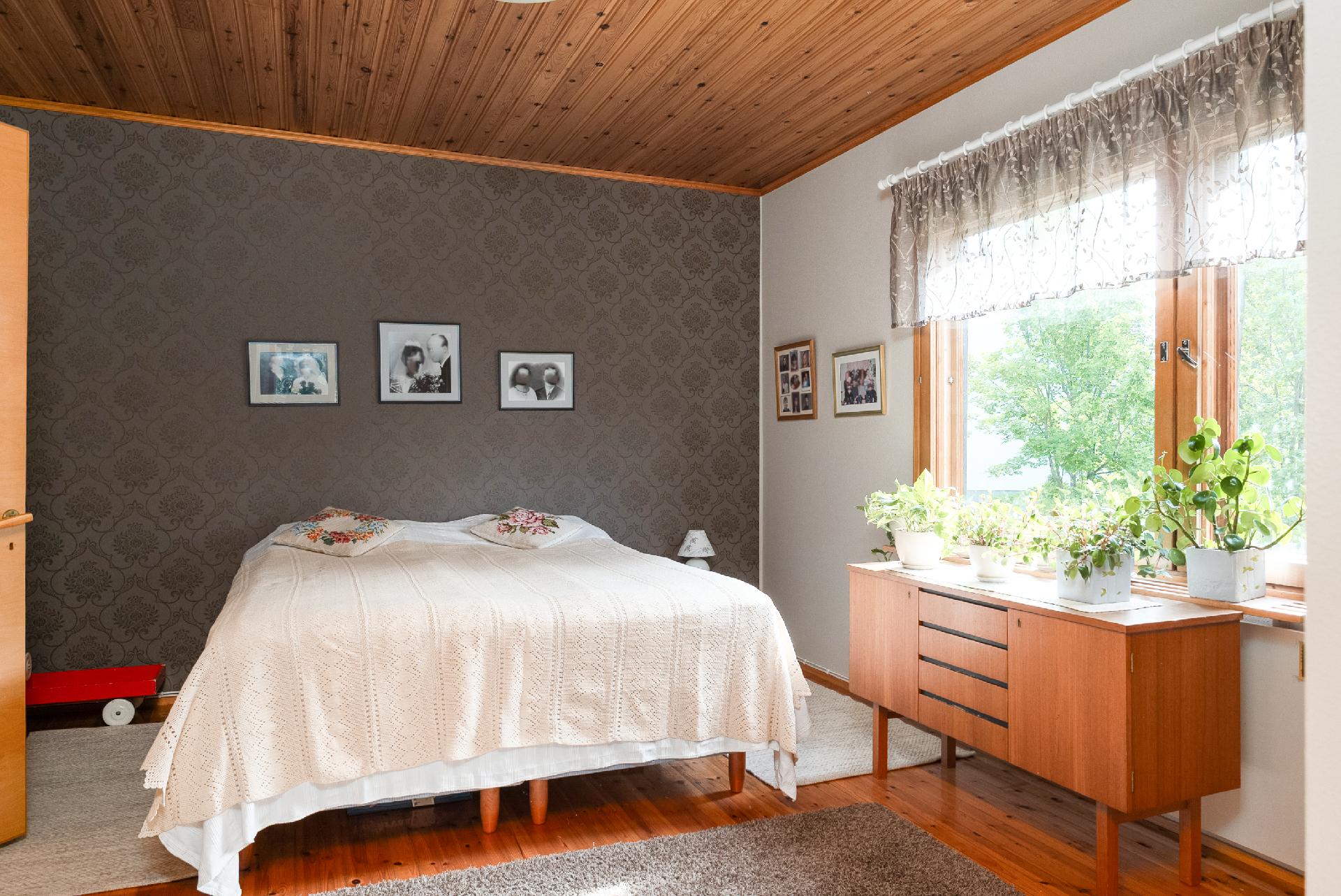 Alakerran makuuhuone