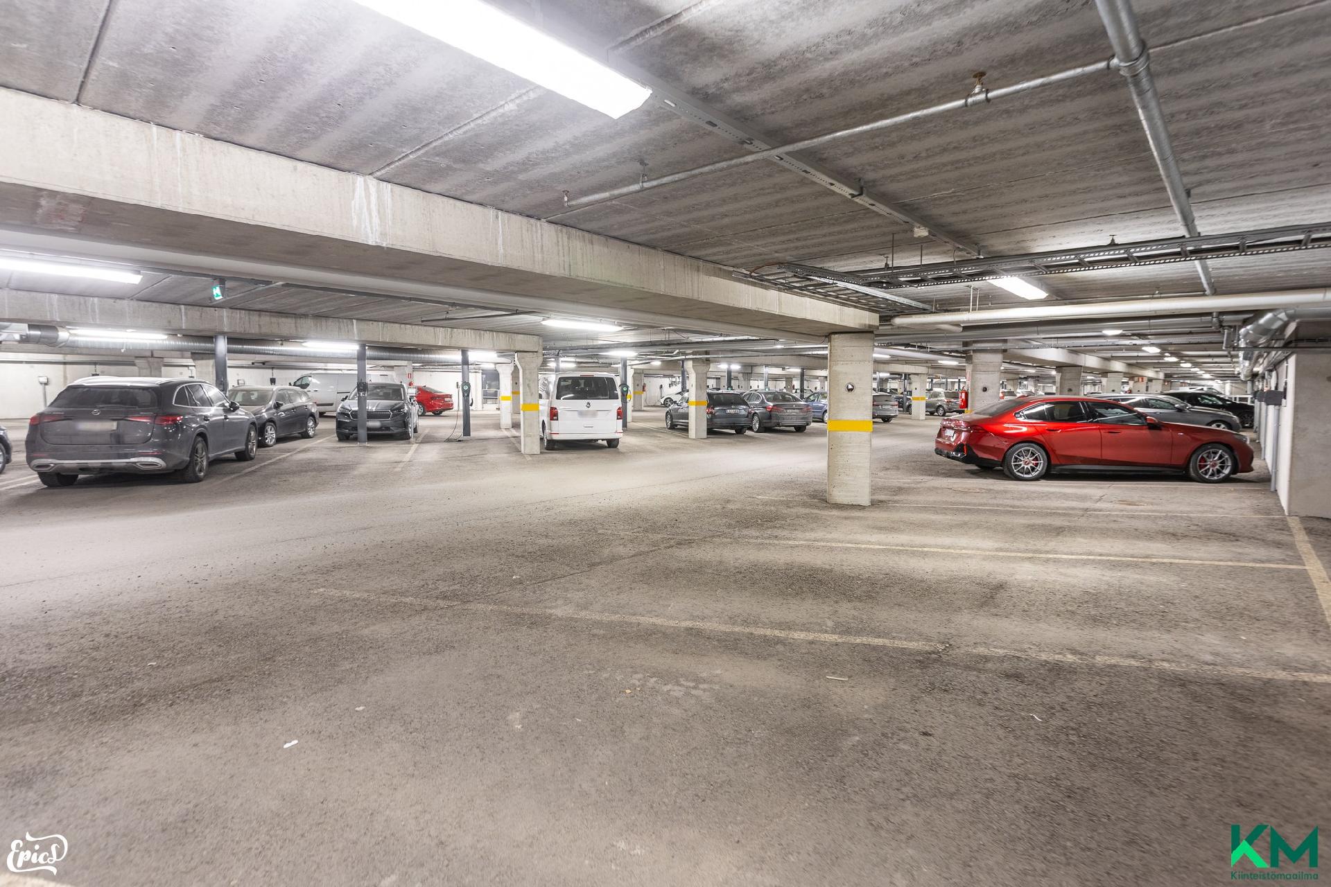 Autohalliin kulku sisäkautta