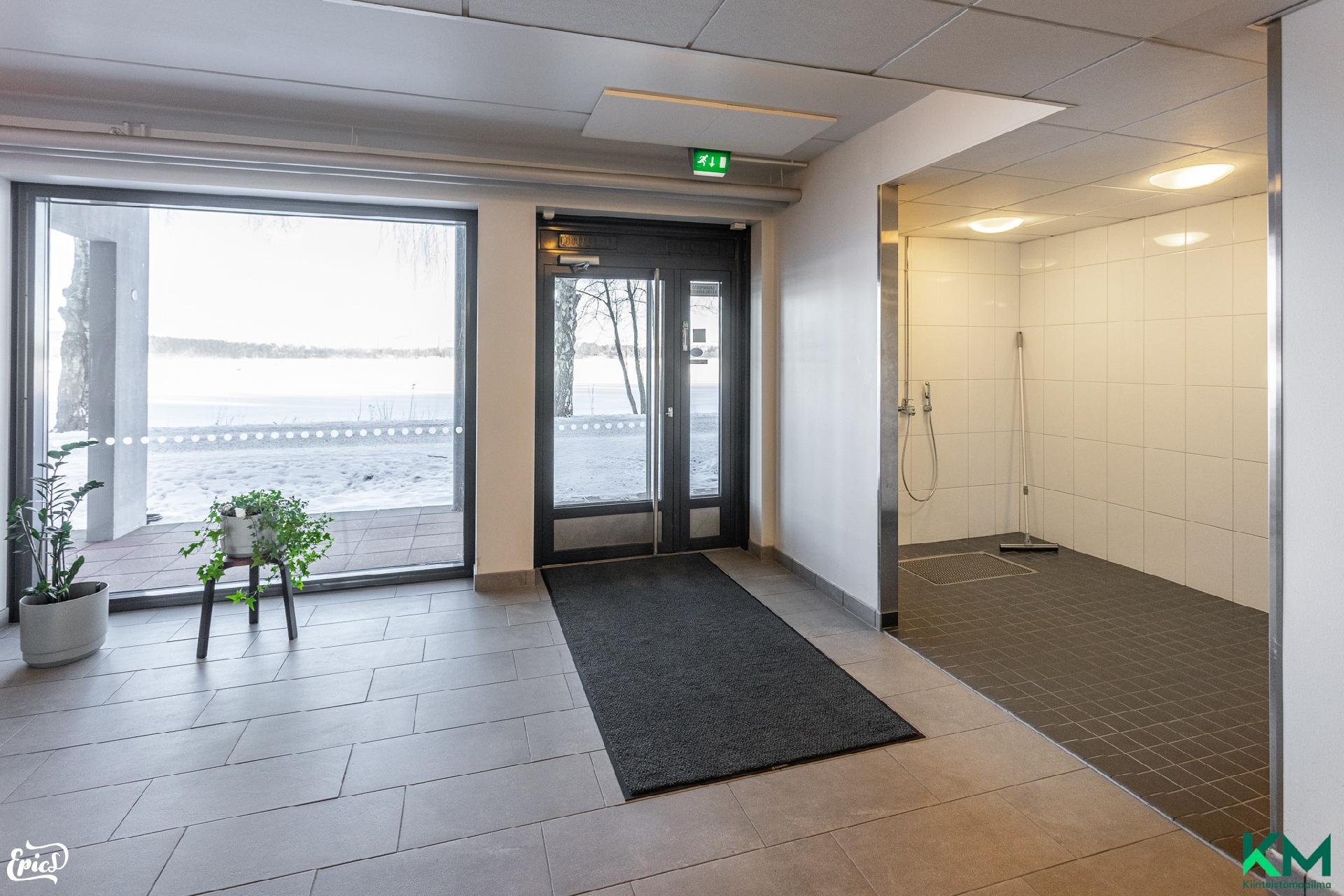 Yhteisissä tiloissa käytännöllinen pesupaikka heti ulko-oven vieressä