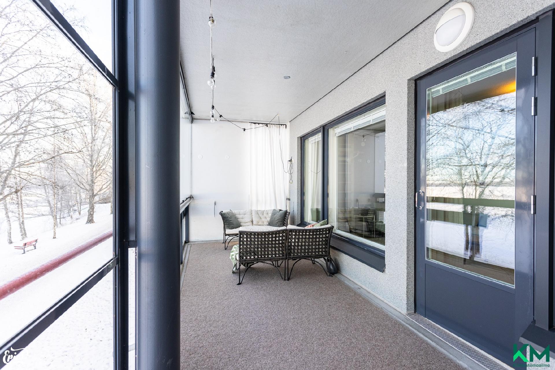 Koko huoneiston levyinen lasitettu terassi