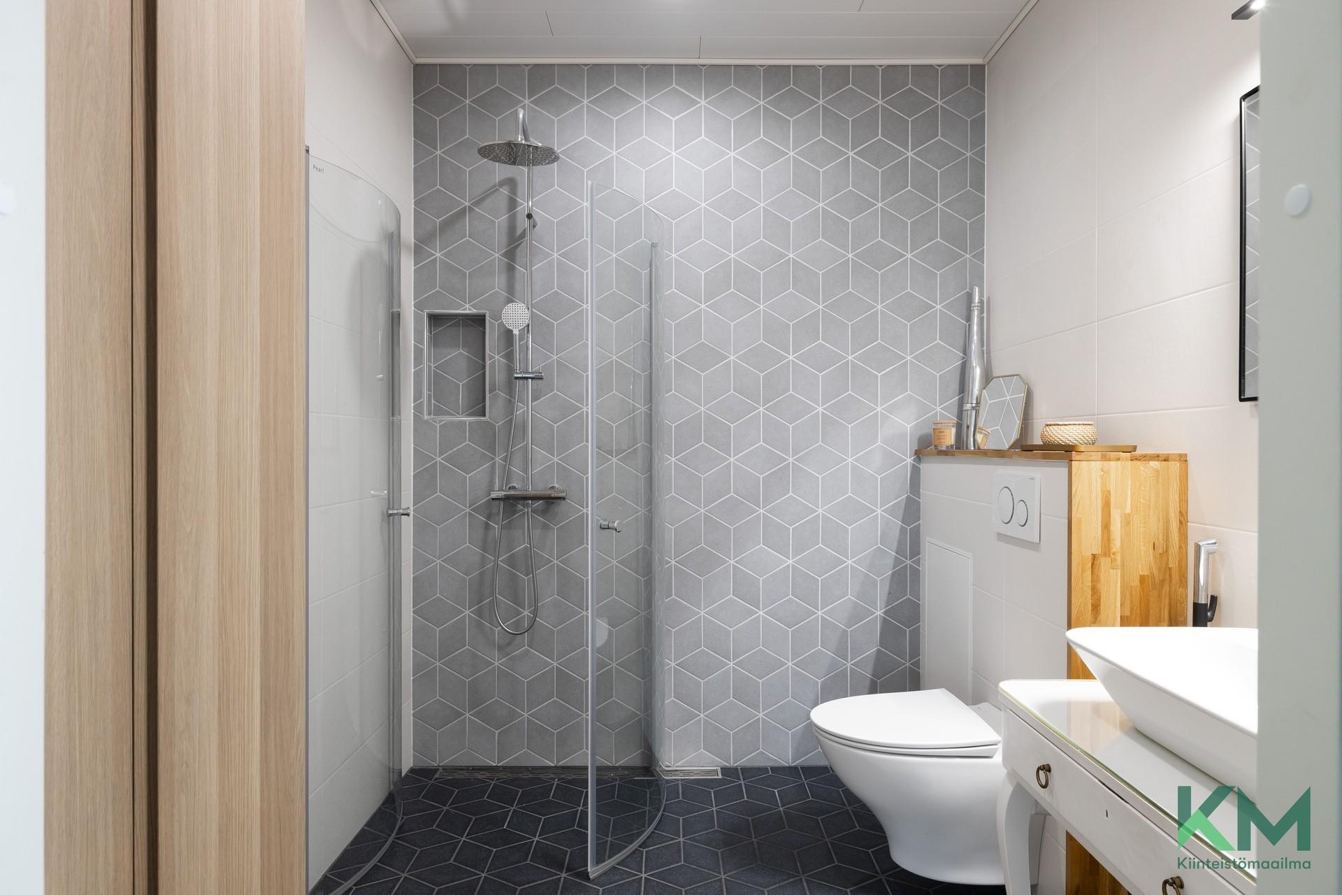 Yläkerran wc-kylpyhuone