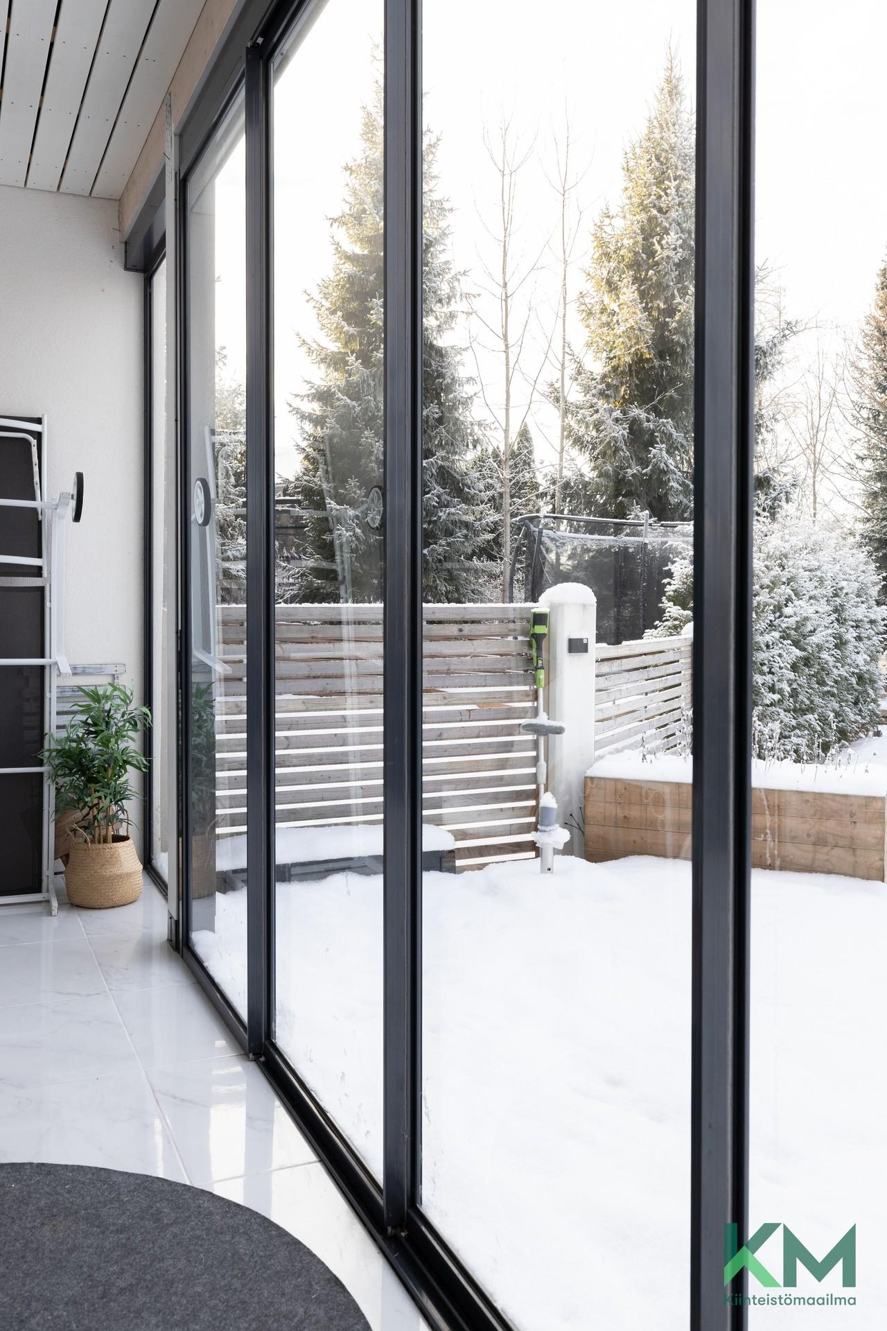 Alakerran lasitettu terassi