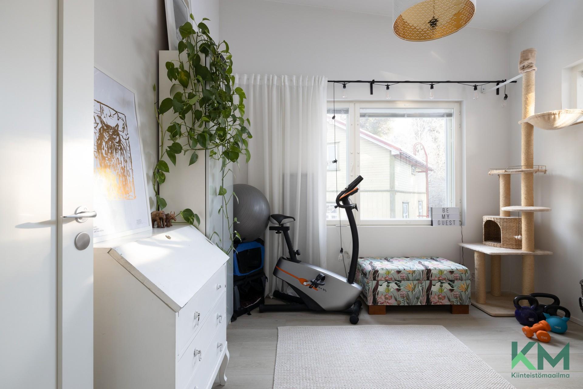 Yläkerran ensimmäinen makuuhuone