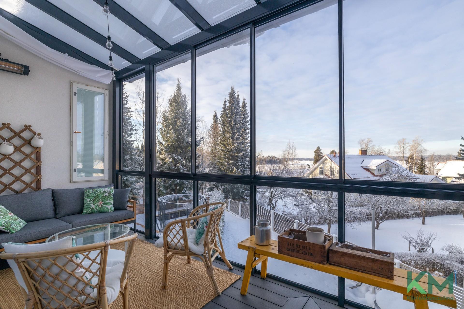 Yläkerran terassiparveke