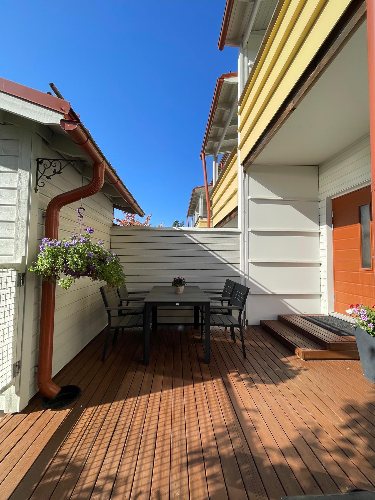 Myyjän kesäkuvaa terassilta