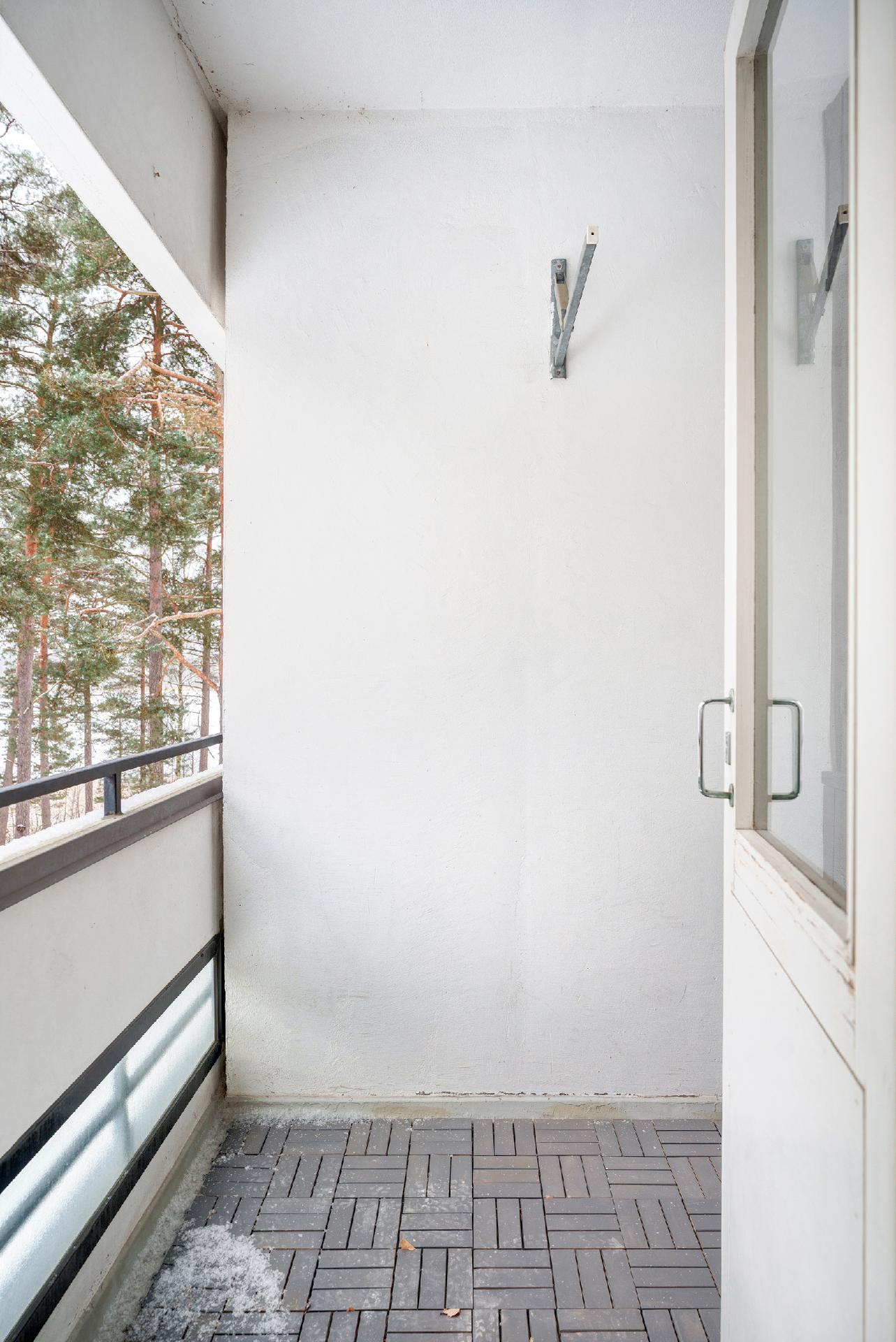 Parvekkeelta nautit merinäkymästä ja laskevasta auringosta