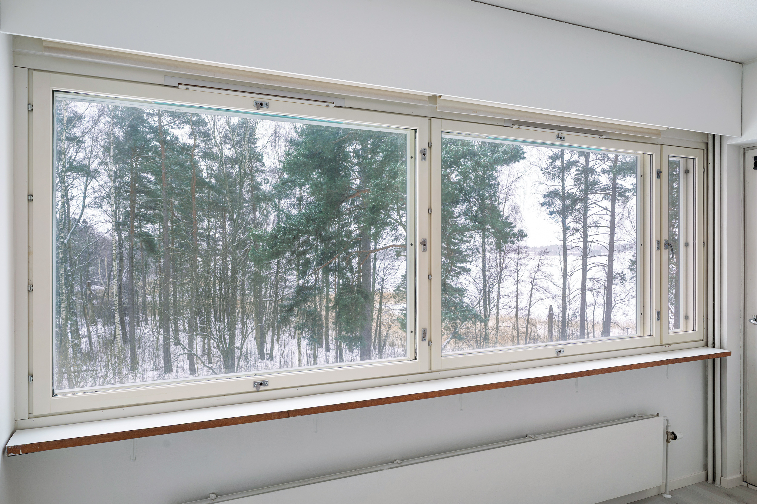 Valoisa asunto, jossa on huoneiston leveydeltä ikkunoita