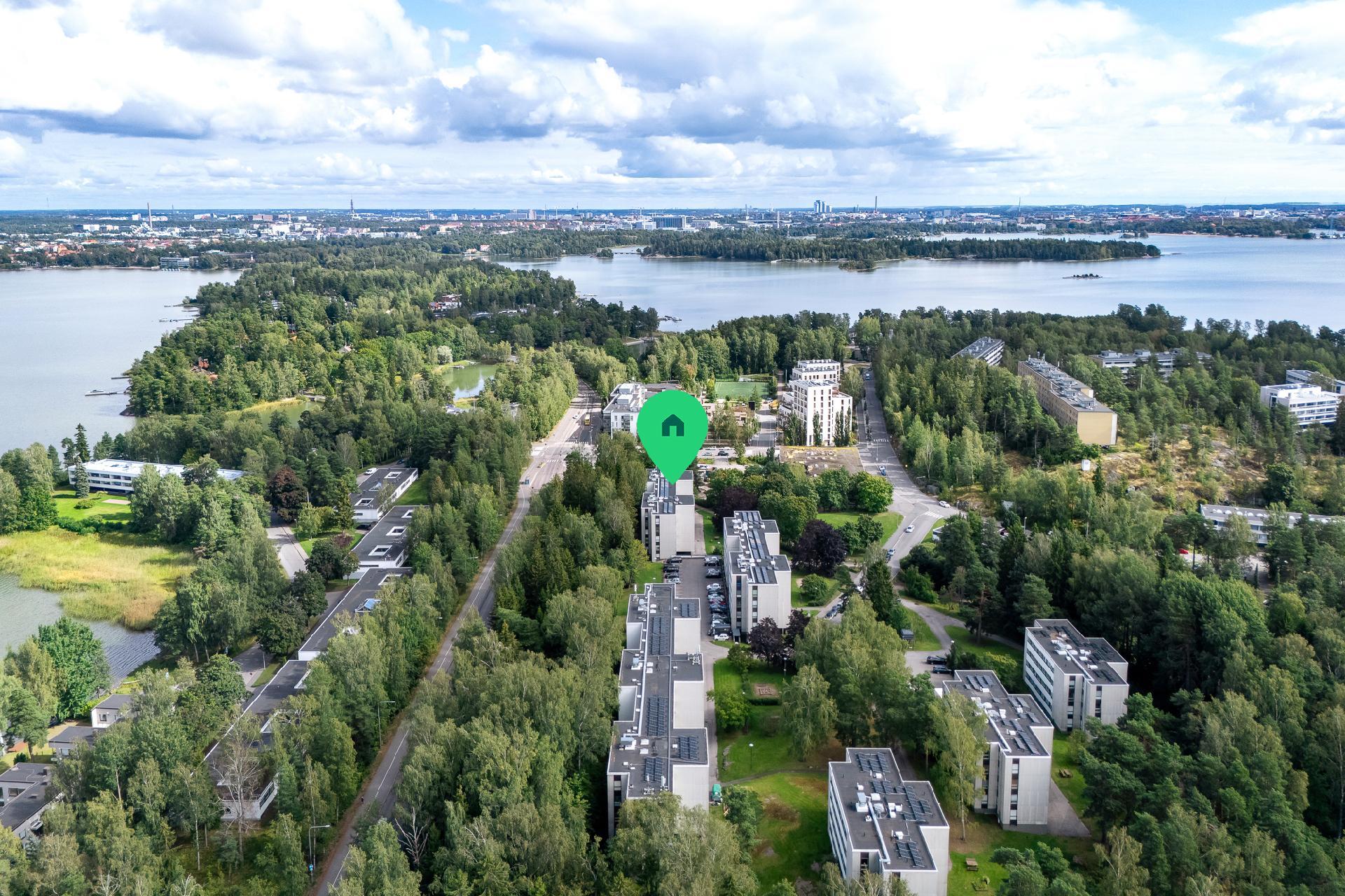 Tapiolaan 2,5 km ja Munkkiniemeen 3,8km, Keilaniemi 800 metriä