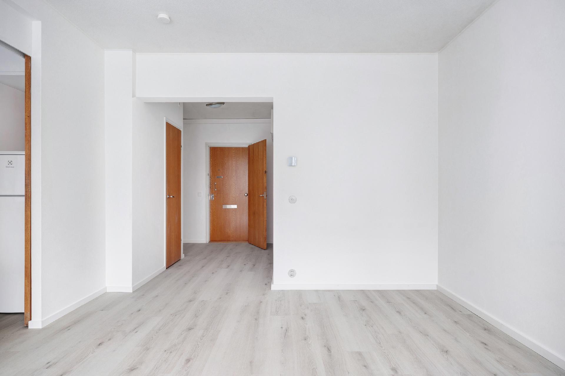 Eteisestä suoraan isoista ikkunoista näkyy luonto ja meri