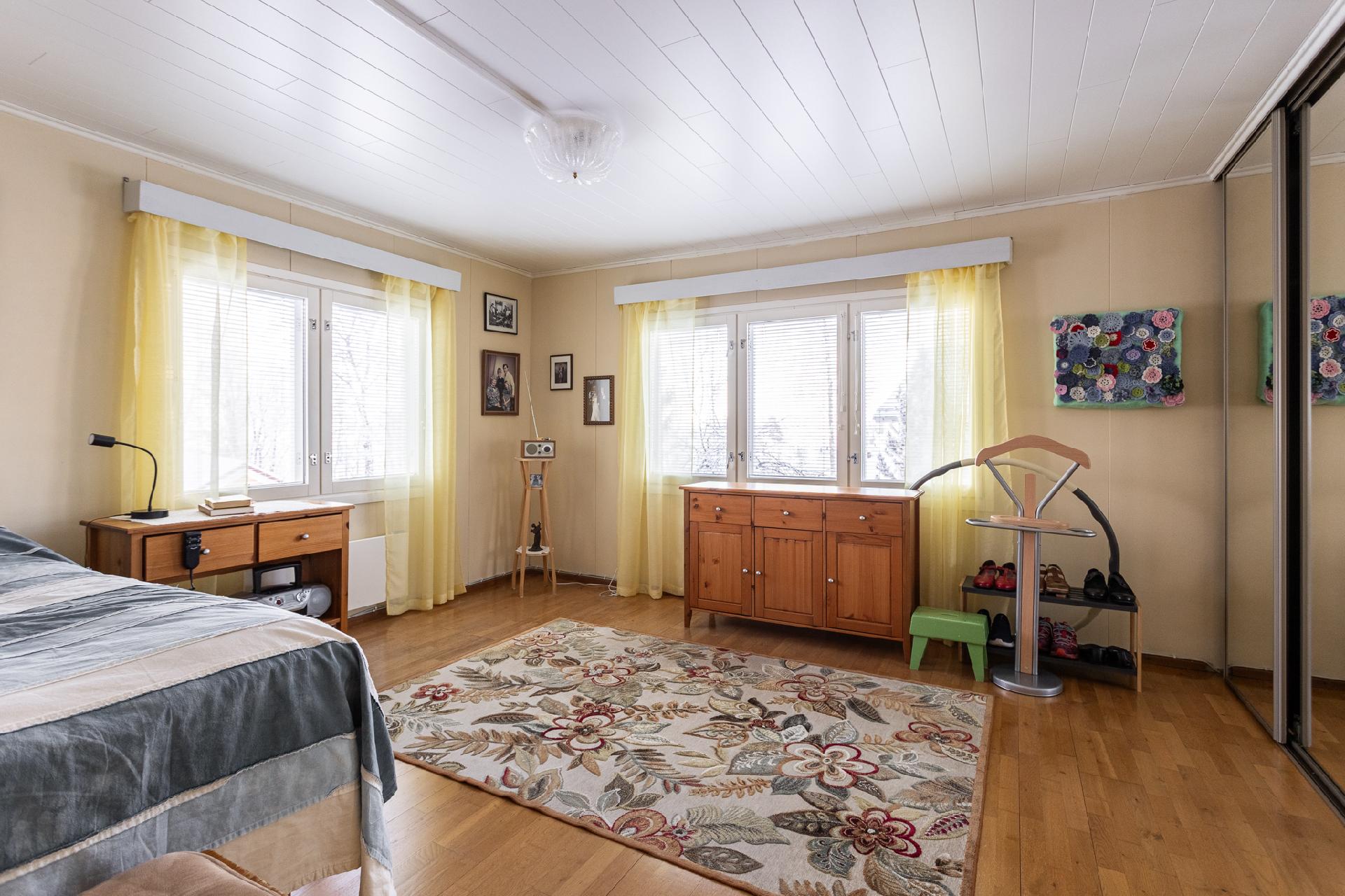 Yläkerran makuuhuone 1