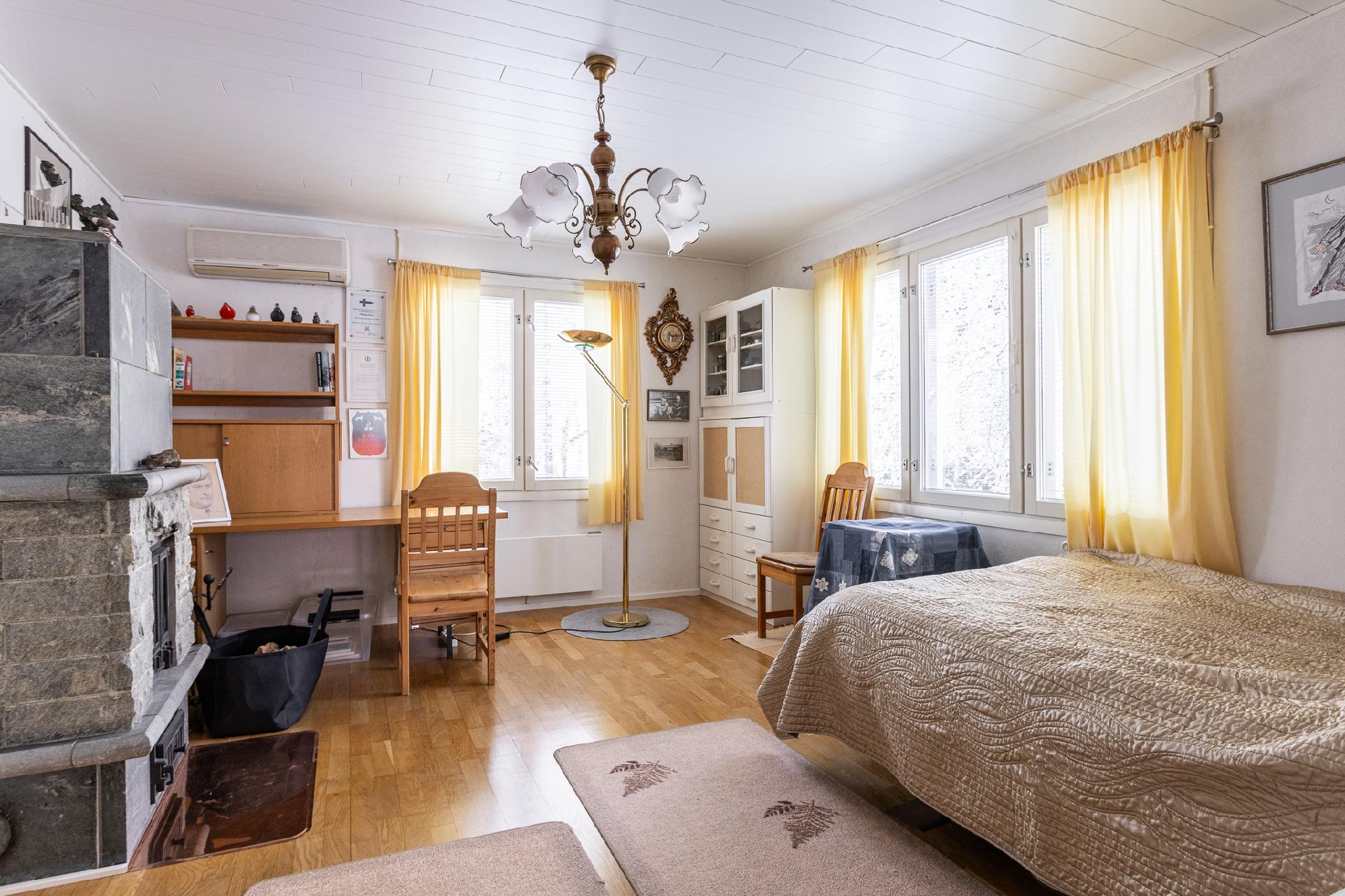 Alakerran makuuhuone