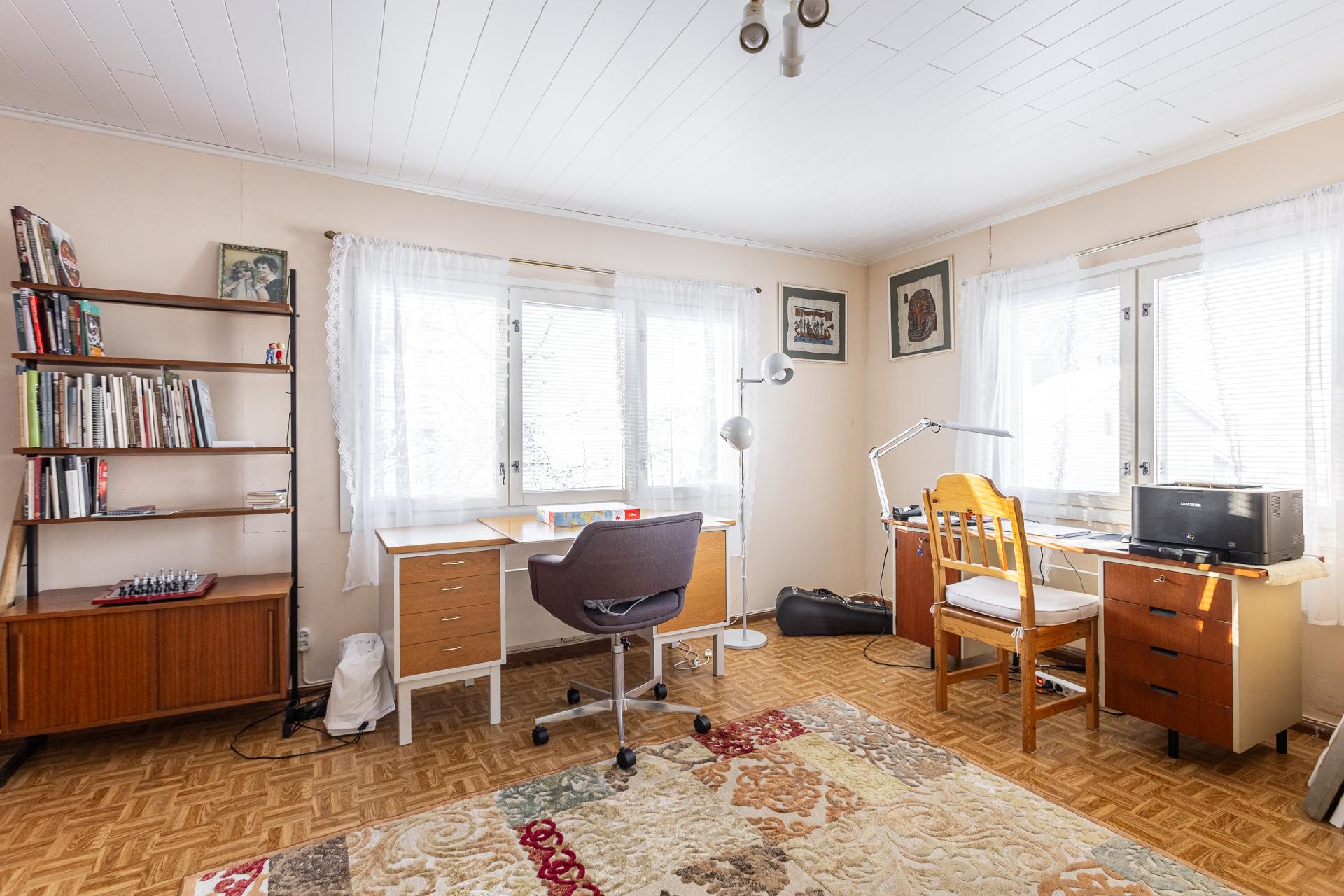 Yläkerran makuuhuone 2