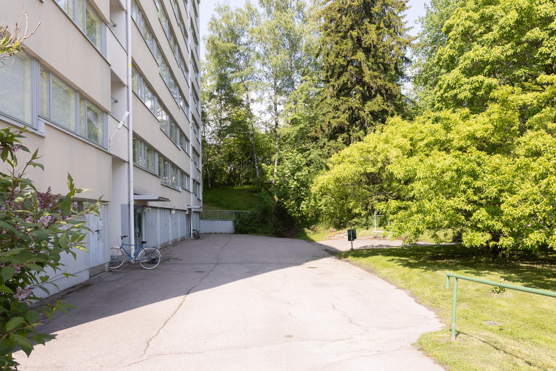 Taloyhtiön etupihaa