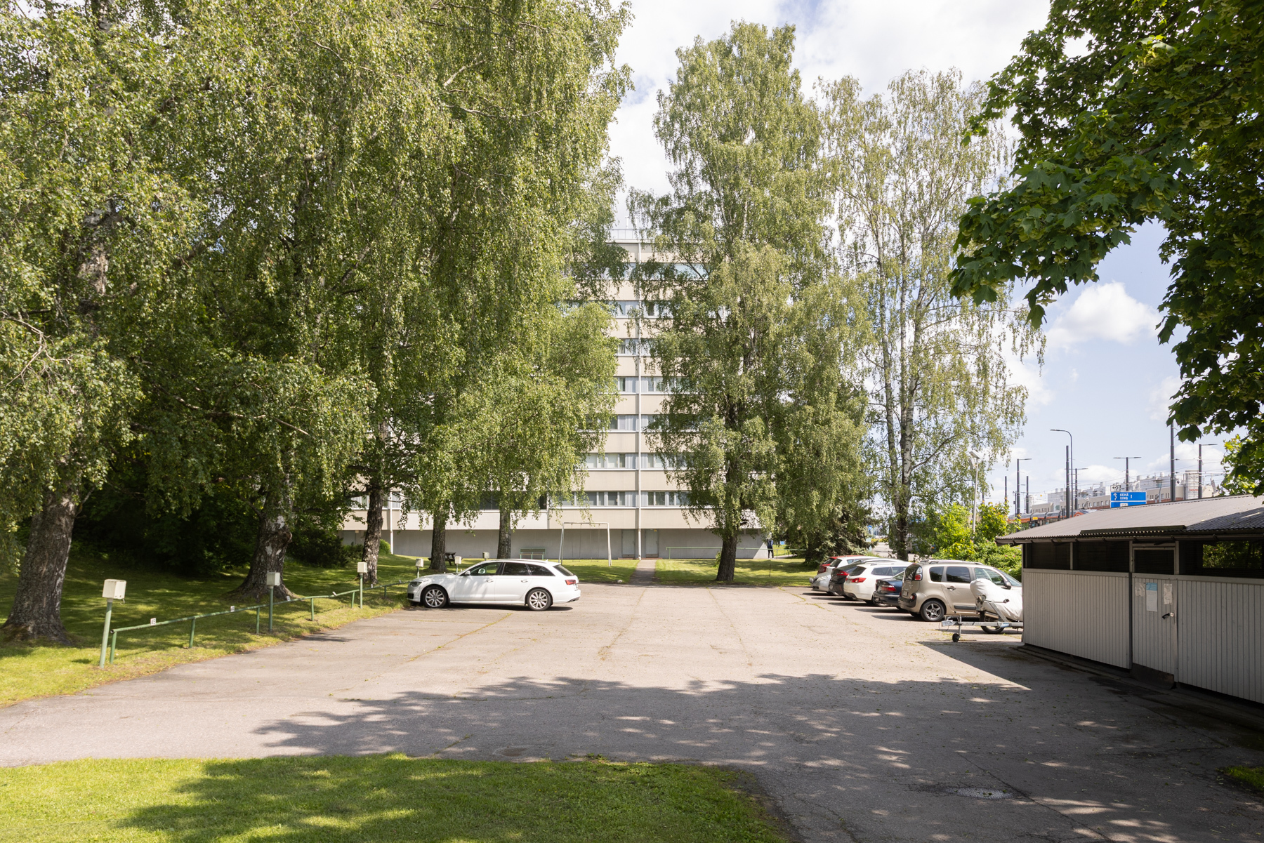 Taloyhtiön piha-aluetta - takapihan parkkipaikat