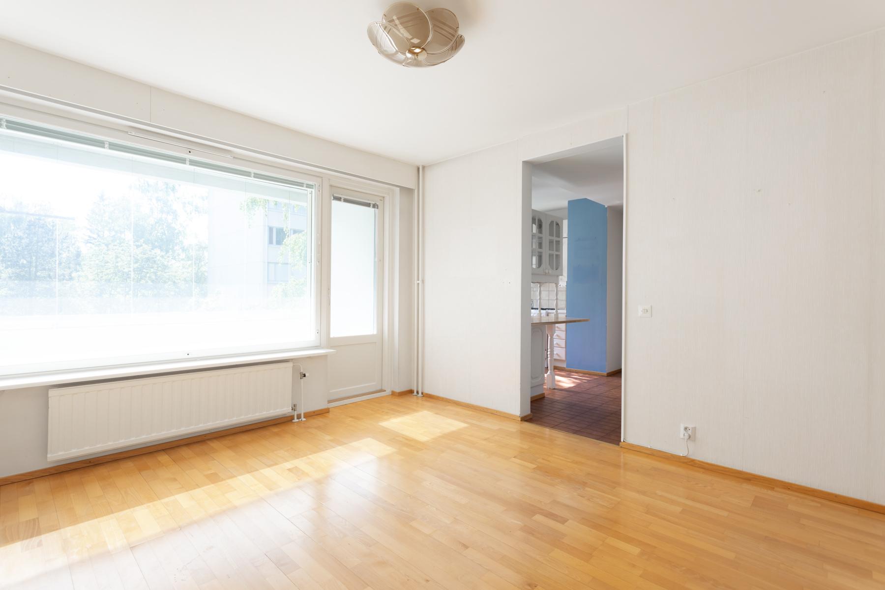 Valoisa olohuone - käynti lasitetulle parvekkeelle