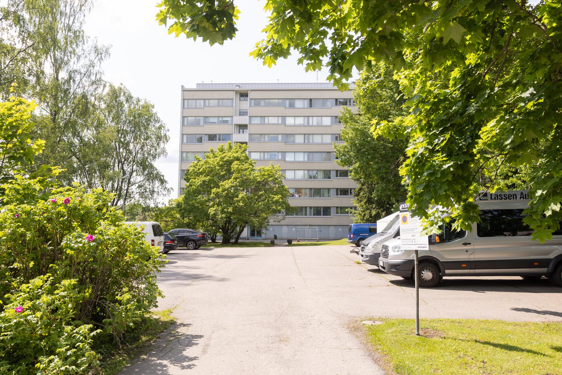 Taloyhtiön piha-aluetta - etupihan parkkipaikat