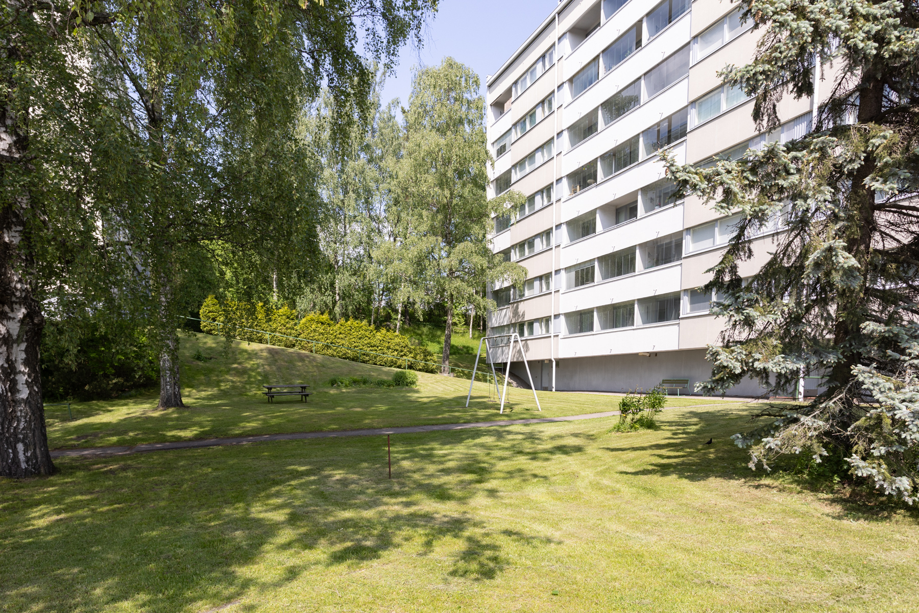 Taloyhtiön takapihaa