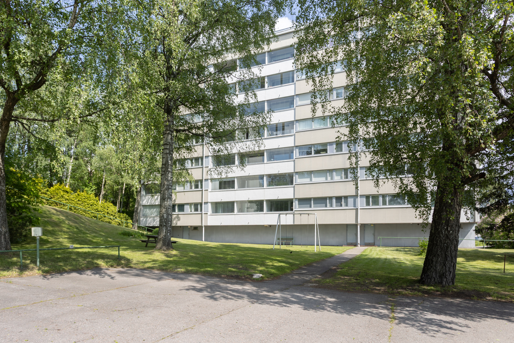 Taloyhtiön takapihaa
